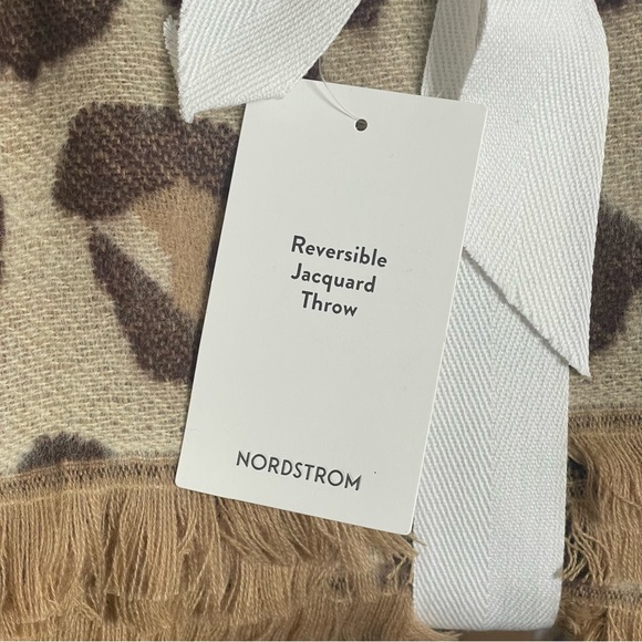 Nordstrom Reversible Jacquard Throw Blanket Animal Print Leopard - 50" x 60” - Picture 3 of 5
